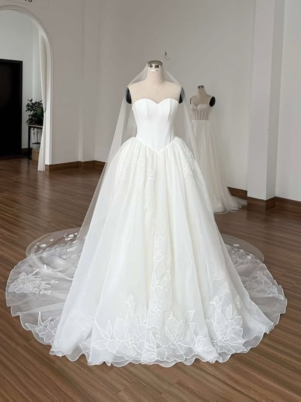 Basque Waist Sweetheart Ball Gown Wedding Dress in Ivory